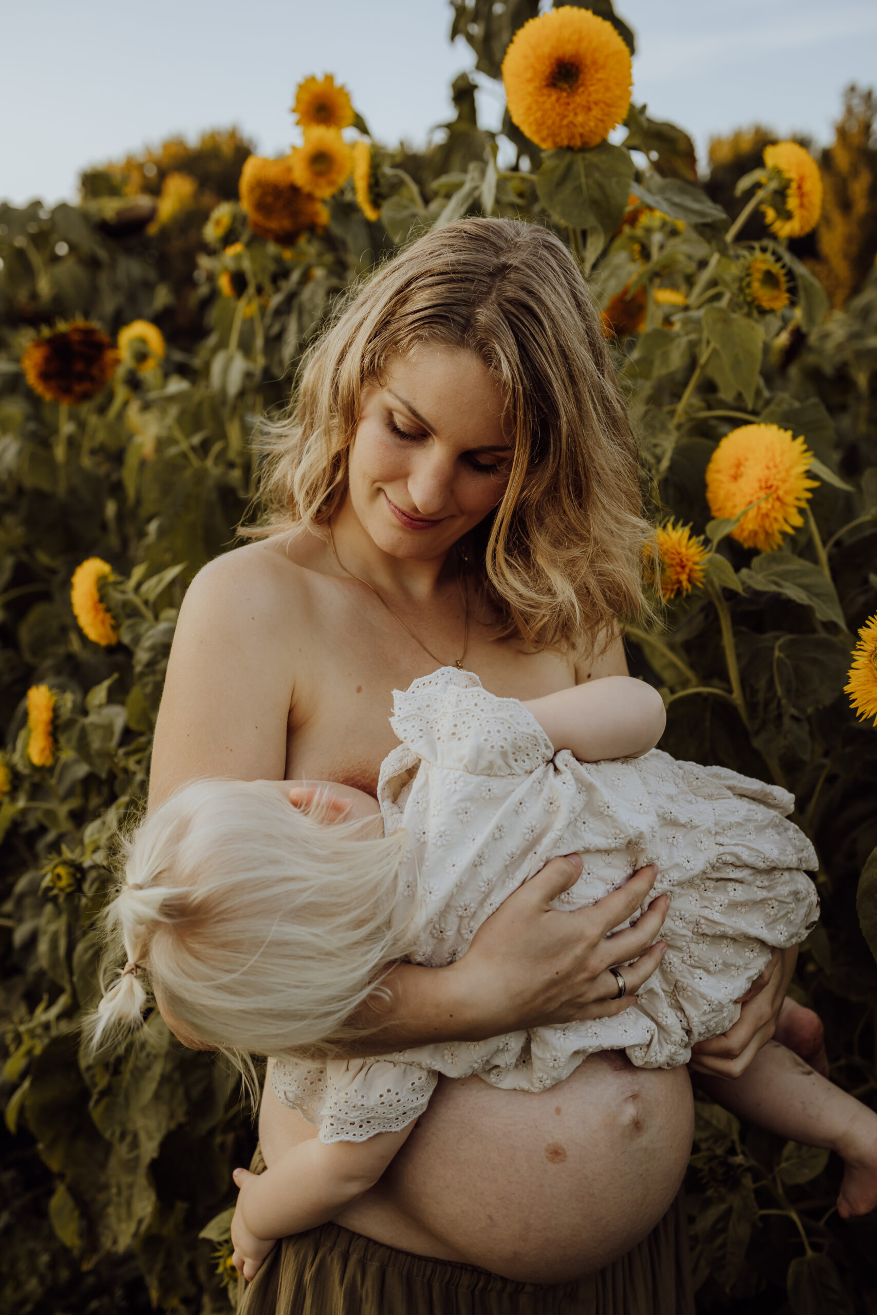 Moederschap fotoshoot dochter zonnebloemen