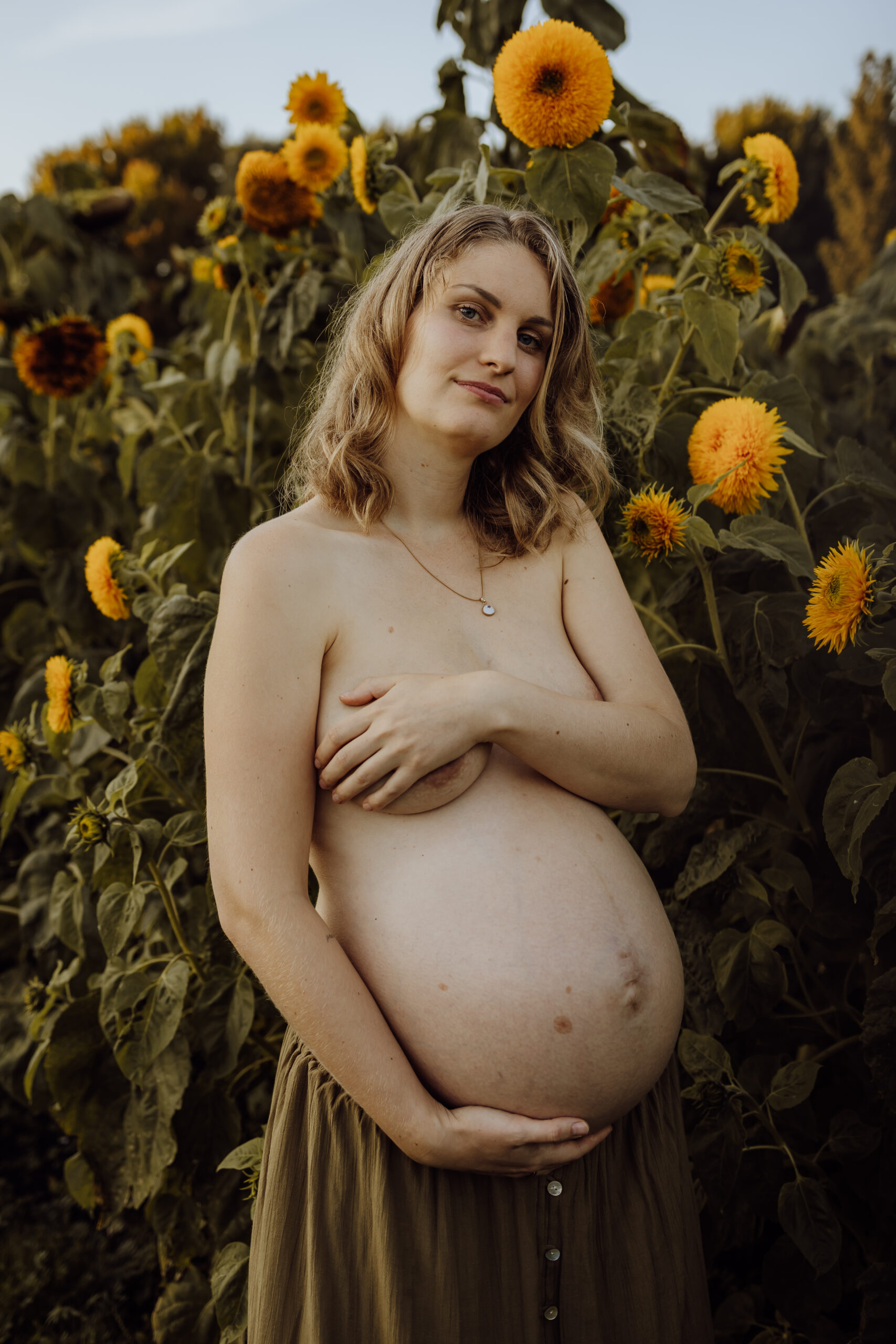 Zwangerschapsshoot zonnebloemen natuur